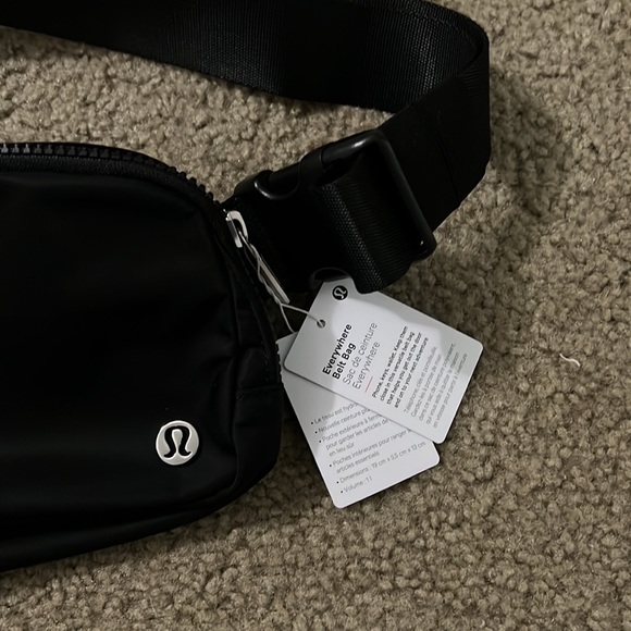 Lululemon Everywhere Belt Bag. Black. NWT. - Picture 6 of 6